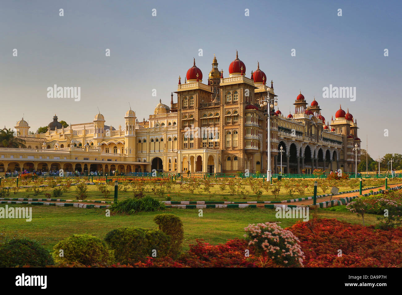 Indien, Süd-Indien, Asien, Karnataka, Mysore, Palast, Architektur, bunt, Garten, Palast, Skyline, touristische, Turm Stockfoto