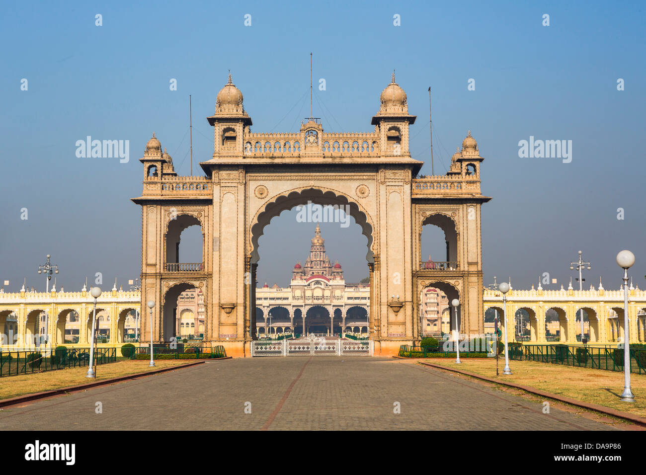 Indien, Süd-Indien, Asien, Karnataka, Mysore, Palast, Haupteingang, Bogen, Eingang, Tor, Main, Palast Stockfoto