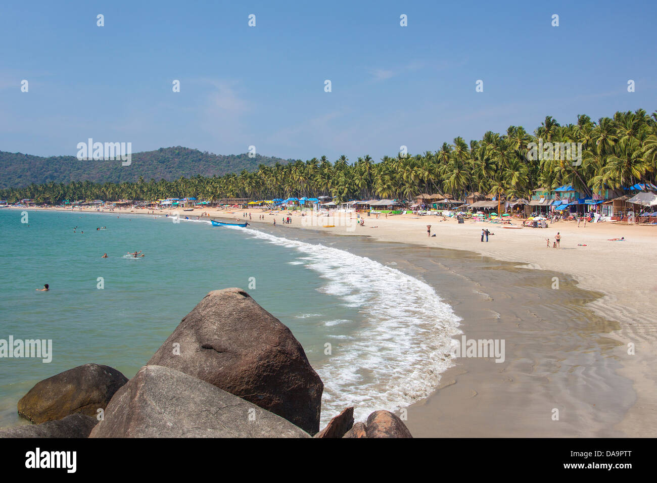 Indien, Süd-Indien, Asien, Goa, Palolem Beach, Palolem, Strand, schöne, Boote, Bungalows, Farbe, bunt, Palmen, Tourist Stockfoto