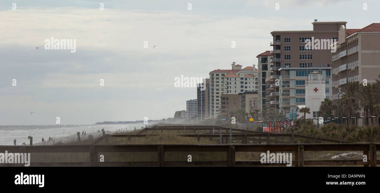 am Strand Eigentumswohnungen an einem windigen Tag in Jacksonville Beach, Florida Stockfoto