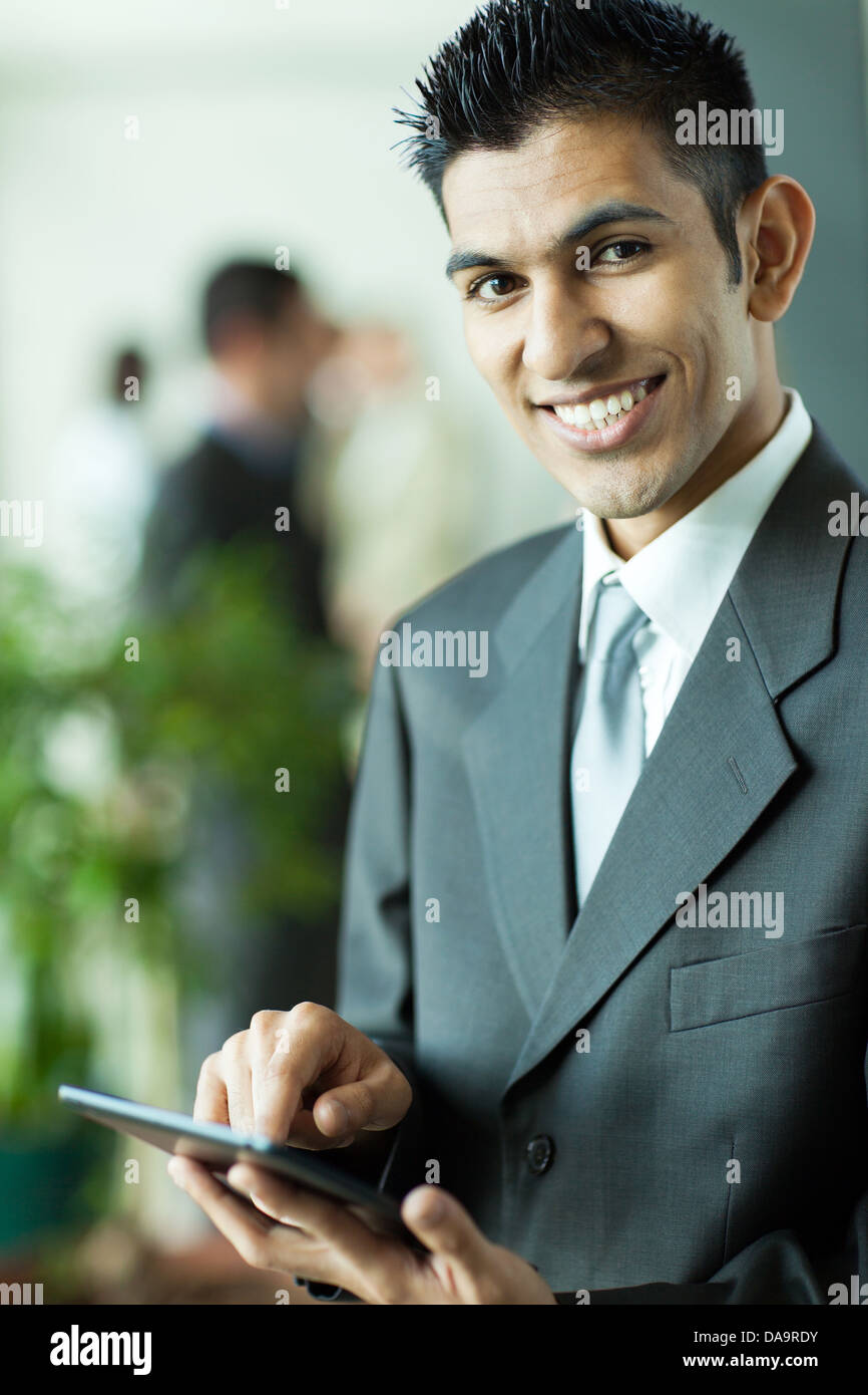 fröhliche nahöstlichen Geschäftsmann mit Tablet-Computer im Büro Stockfoto