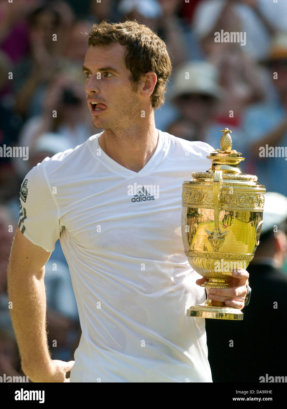 07.07.2013. Wimbledon London England. Andy Murray aus Großbritannien mit den Siegerpokal nach dem Gewinn der Herren Einzel-Titel bei Wimbledon The Championships auf der All England Lawn Tennis and Croquet Club in London, England, UK. Murray gewann das Finale in 3 Sätzen. Stockfoto