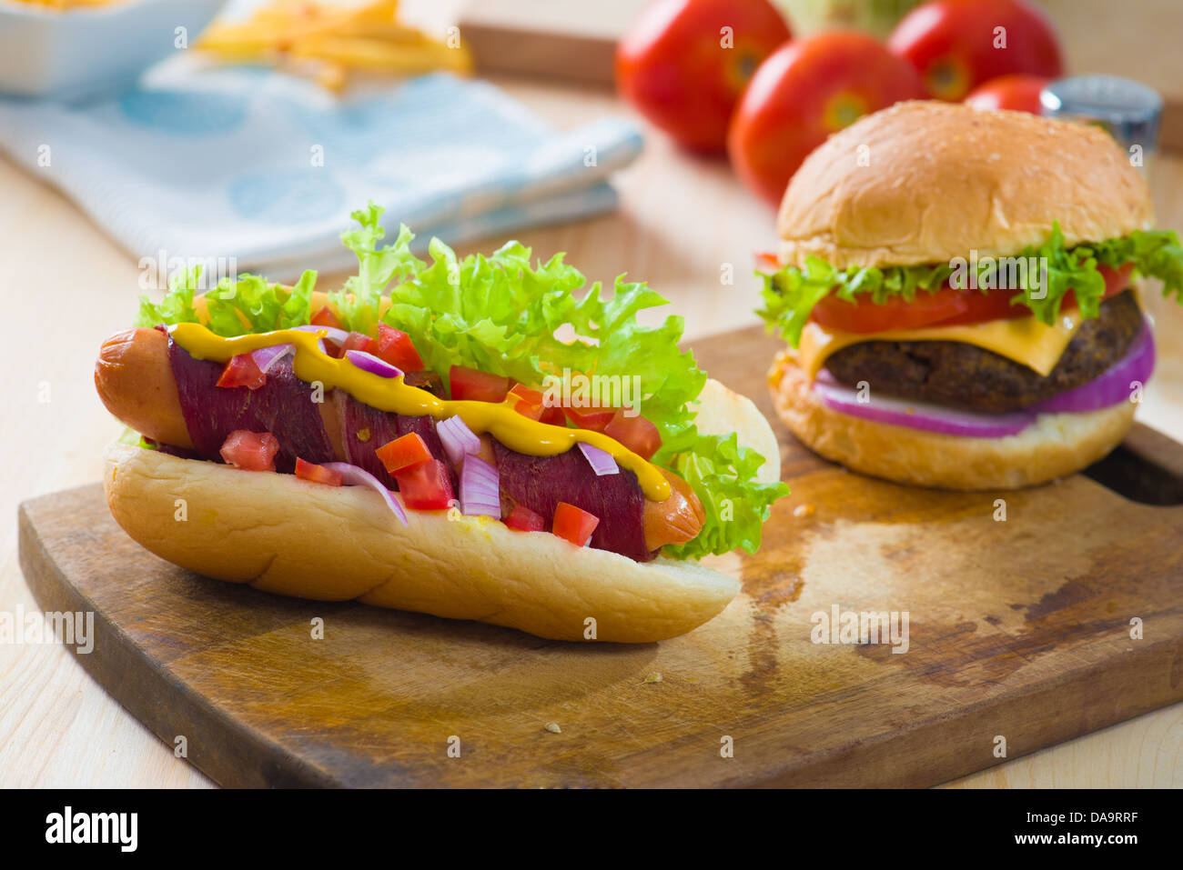 Hot Dog und Speck, serviert mit Senf Tomaten und jede Menge Hintergründe Stockfoto