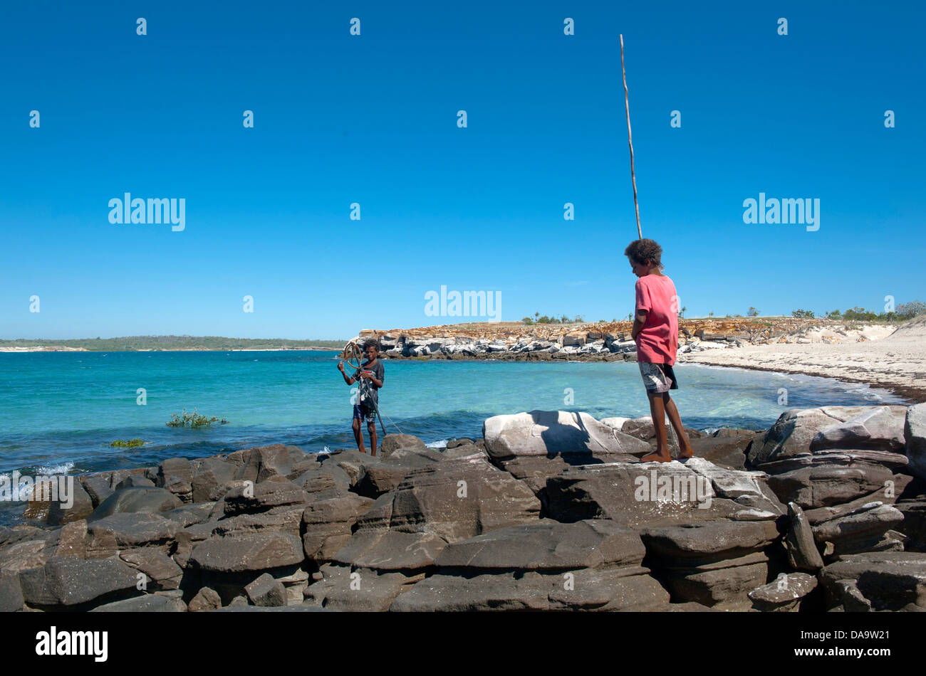 Aboriginale jungen durchbohren für Fisch und Meeresfrüchte auf den Klippen in der Nähe von One Arm Point, Cape Leveque, Dampier Boulders, Kimberley Stockfoto