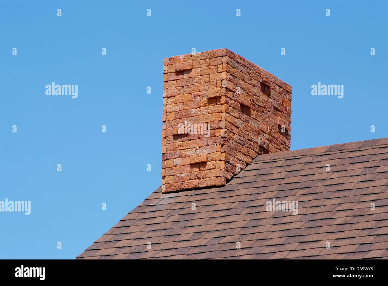 Gemauerten Schornstein auf dem Dach und blauer Himmel hautnah Stockfoto