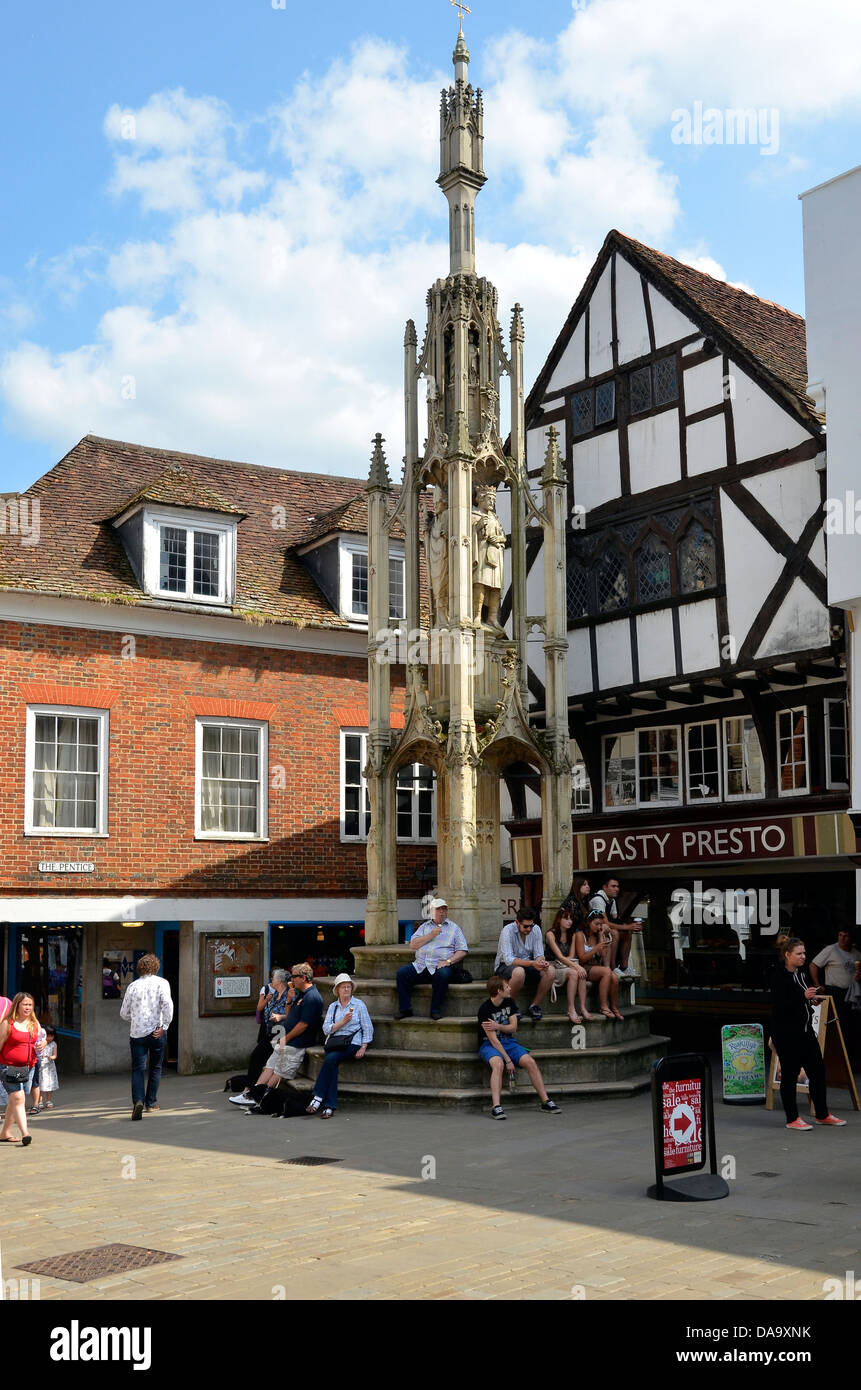 Die berühmten Buttercross in der High Street, Winchester, Hampshire mit Menschen sitzen auf den Stufen, die Sommersonne genießen Stockfoto
