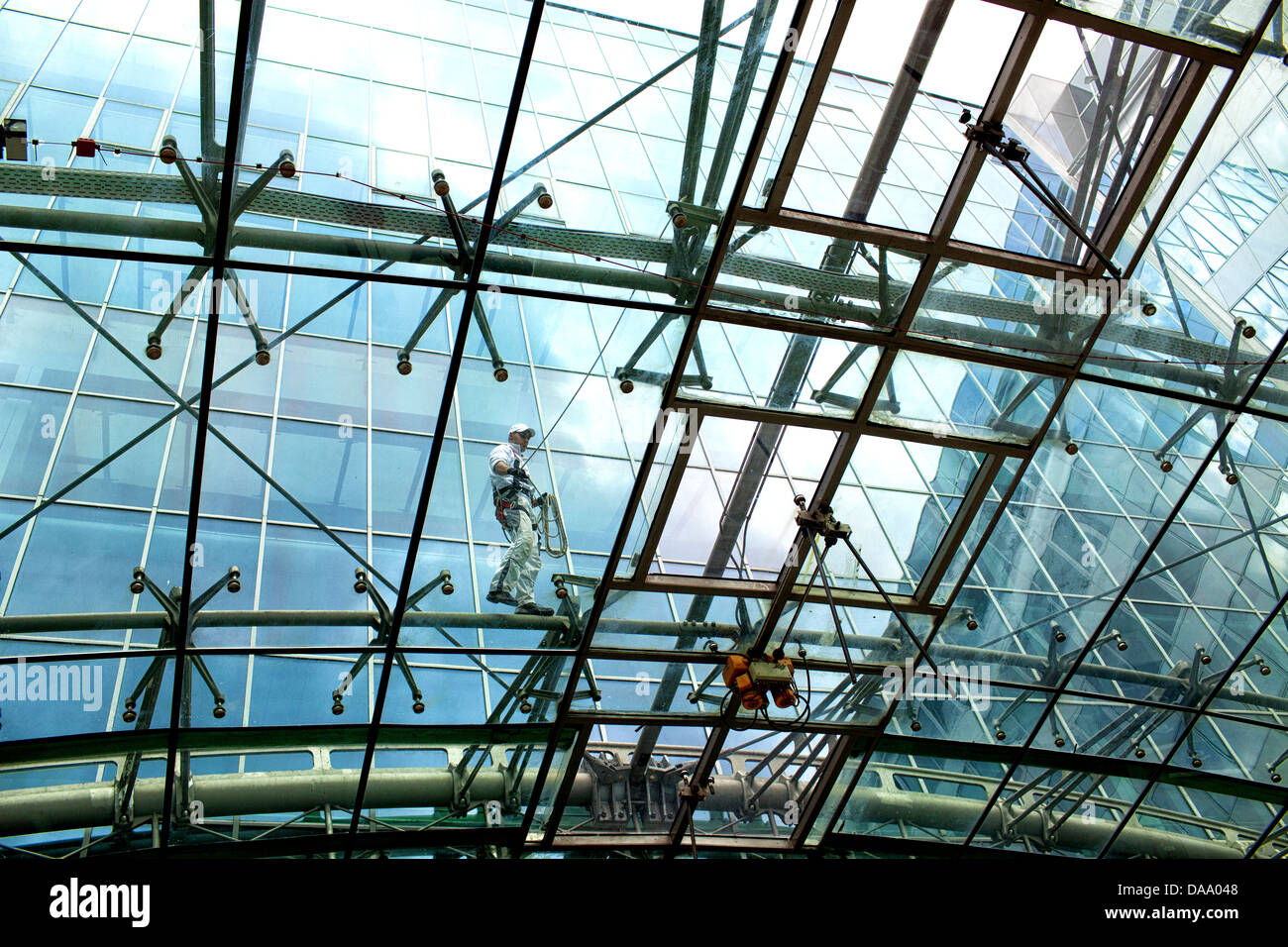 Fensterputzer am Frankfurter Flughafen zum Hauptbahnhof. Deutschland. Stockfoto