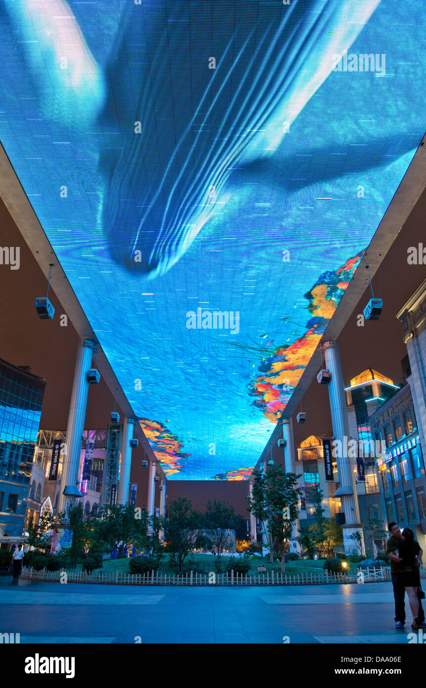 Blick auf die größte LED-Anzeige seiner Art in der Welt, Spanning 250m x 30m am Platz Einkaufszentrum im Zentrum von Peking, China, PRC. Stockfoto