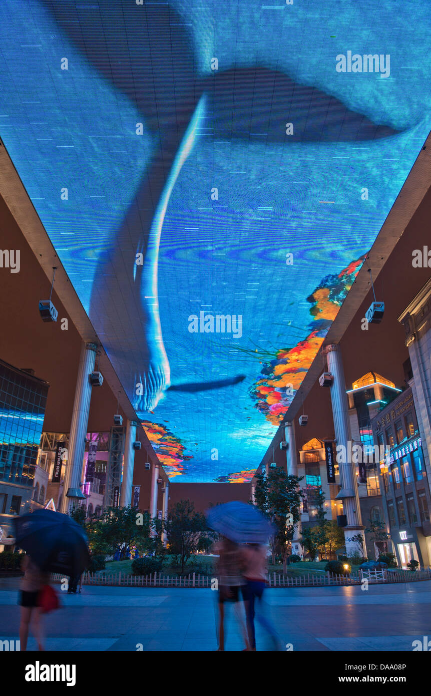 Blick auf die größte LED-Anzeige seiner Art in der Welt, Spanning 250m x 30m am Platz Einkaufszentrum im Zentrum von Peking, China, PRC. Stockfoto