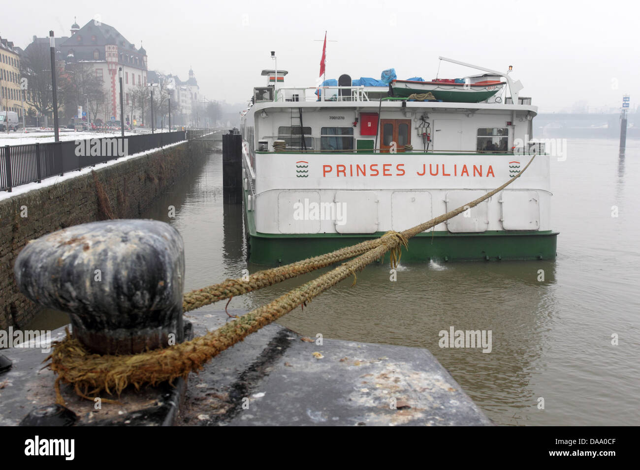 Niederländische Passender Schiff 'Prinses Juliana' ist in Koblenz, Deutschland, 1. Januar 2011 in Quarantäne gesetzt. Dutzende von Fahrgästen erkrankte auf Vorabend des neuen Jahres. Ein Sprecher der Wasserschutzpolizei zufolge vermuten Experten der Novovirus als Ursache von Erbrechen und Durchfall. Foto: Thomas Frey Stockfoto