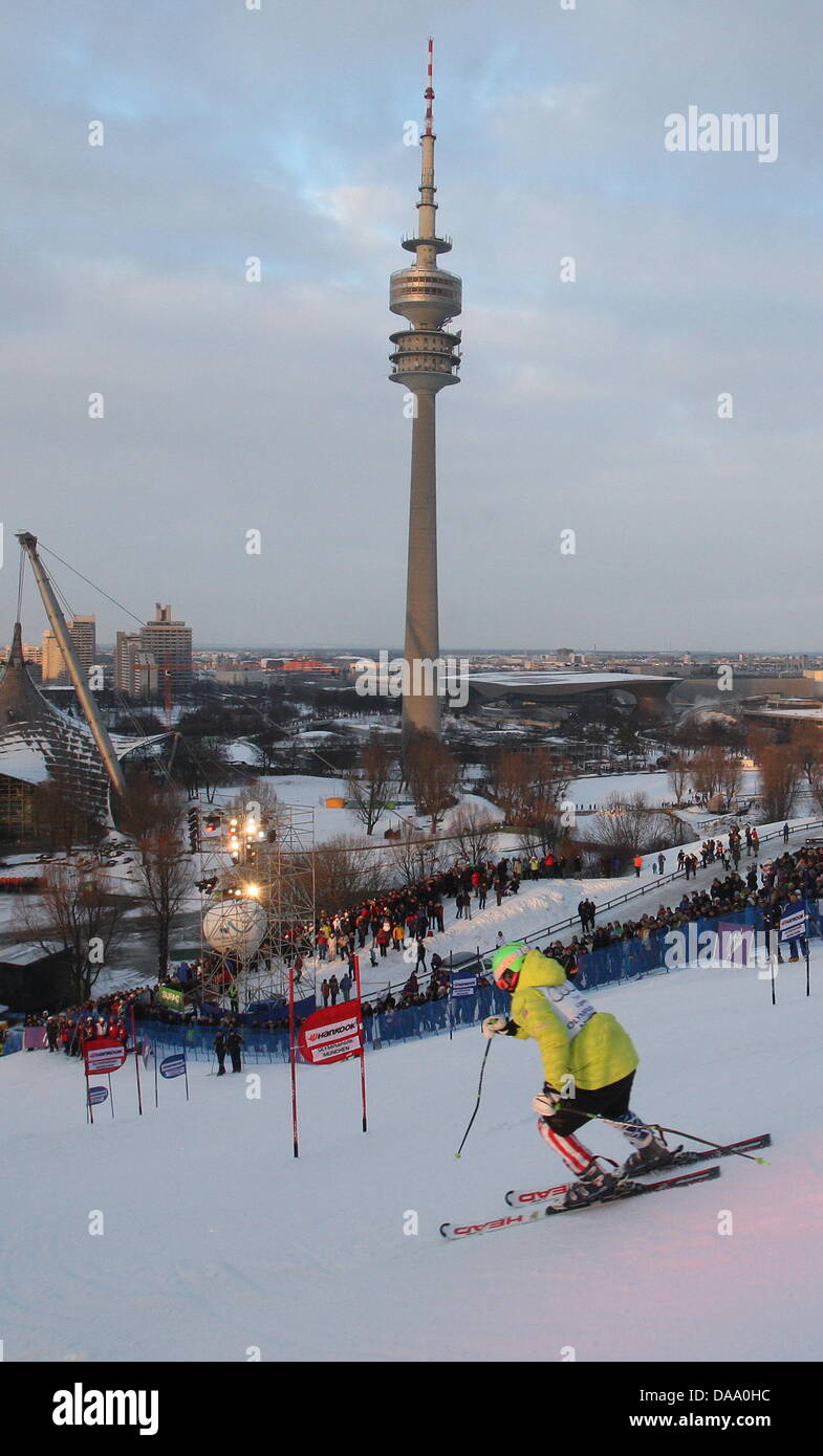 US alpine ski Racer Ted Ligety Rennen auf der Bahn in eine Qualifikation des Slalom-Wettbewerb während der FIS Ski World Cup im Olympiapark in München, Deutschland, 2. Januar 2011. Foto: KARL-JOSEF HILDENBRAND Stockfoto