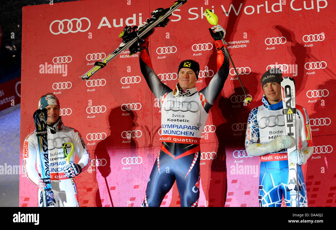 Die Skirennläufer, der Franzose Julien Lizeroux (l-R), der Kroate Ivica Kostelic Und der U.S.-Amerikaner Bode Miller Jubeln am Sonntag (02.01.2011) in München (Oberbayern) Bei FIS-Welt-Cup Im Olympiapark Bei der Siegerehrung. Bei Einem Parallel-Slalom Auf Dem Olympiaberg Kämpfen 16 Männer Und 16 Damen um Weltcup-Punkte Und Insgesamt Rund 160.000 Euro Preisgeld. Kostelic Belegte Den e Stockfoto