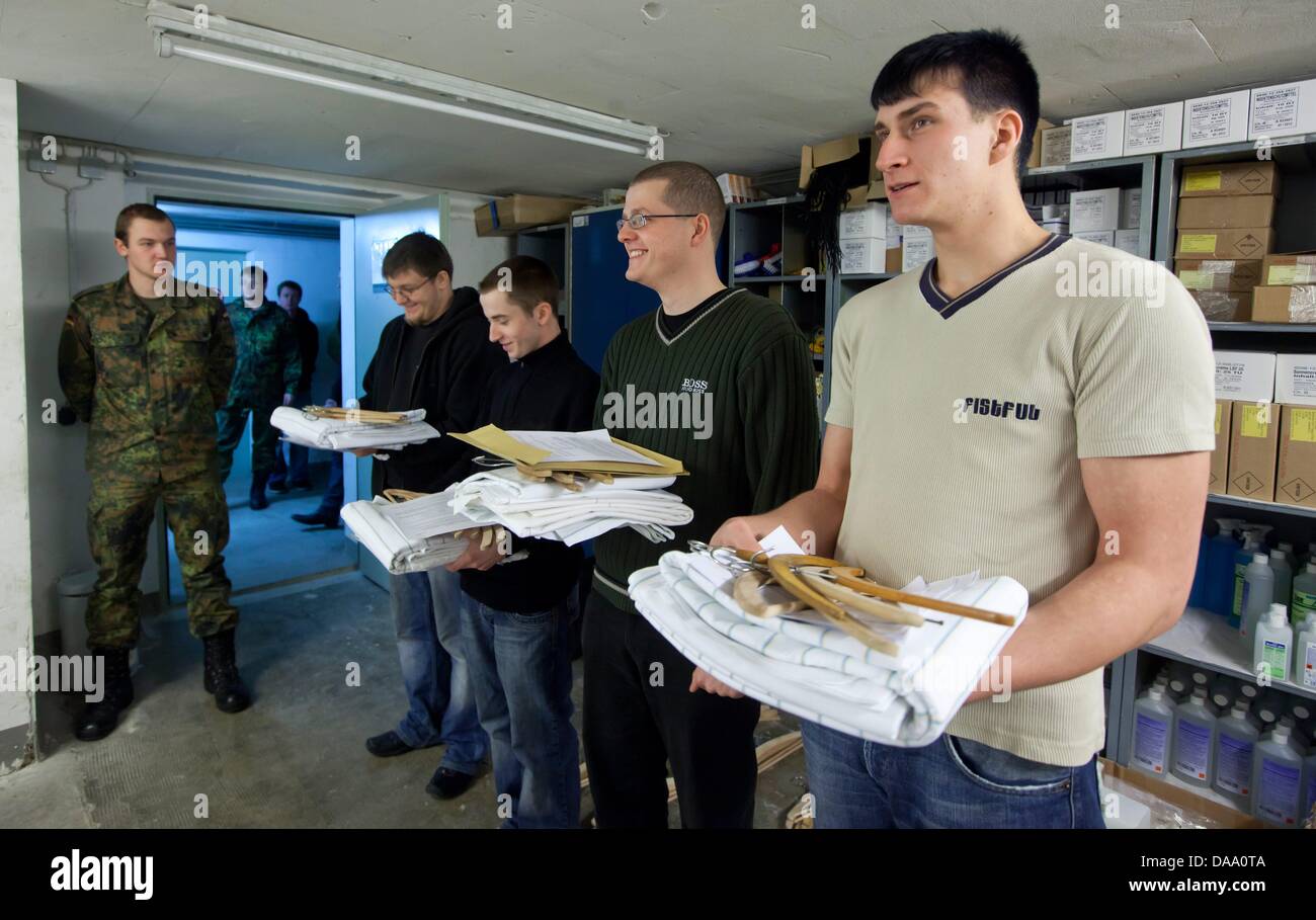 Eine Gruppe von neuen Bundeswehr Wehrpflichtige stehen Schlange, um ihre  Bettwäsche in der Friedenstein-Kaserne in Gotha, Deutschland, 3. Januar  2011 erhalten. Heute wurden 111 neue Wehrpflichtige entworfen, um in die  13. Reconnaisance
