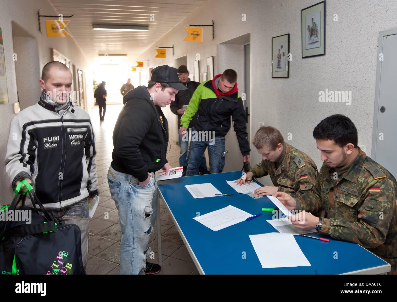 Eine Gruppe von neuen Bundeswehr Wehrpflichtige Bericht zum Dienst in den Baracken Friedenstein in Gotha, Deutschland, 3. Januar 2011. Heute wurden 111 neue Wehrpflichtige entworfen, um in die 13. Reconnaisance Batallion für mindestens sechs Monate zu dienen. In ganz Deutschland 12150 neue Wehrpflichtige wurden in die Armee, die letzte Generation junger Männer zum Wehrdienst in Germa Verfasser Markierung eingezogen Stockfoto