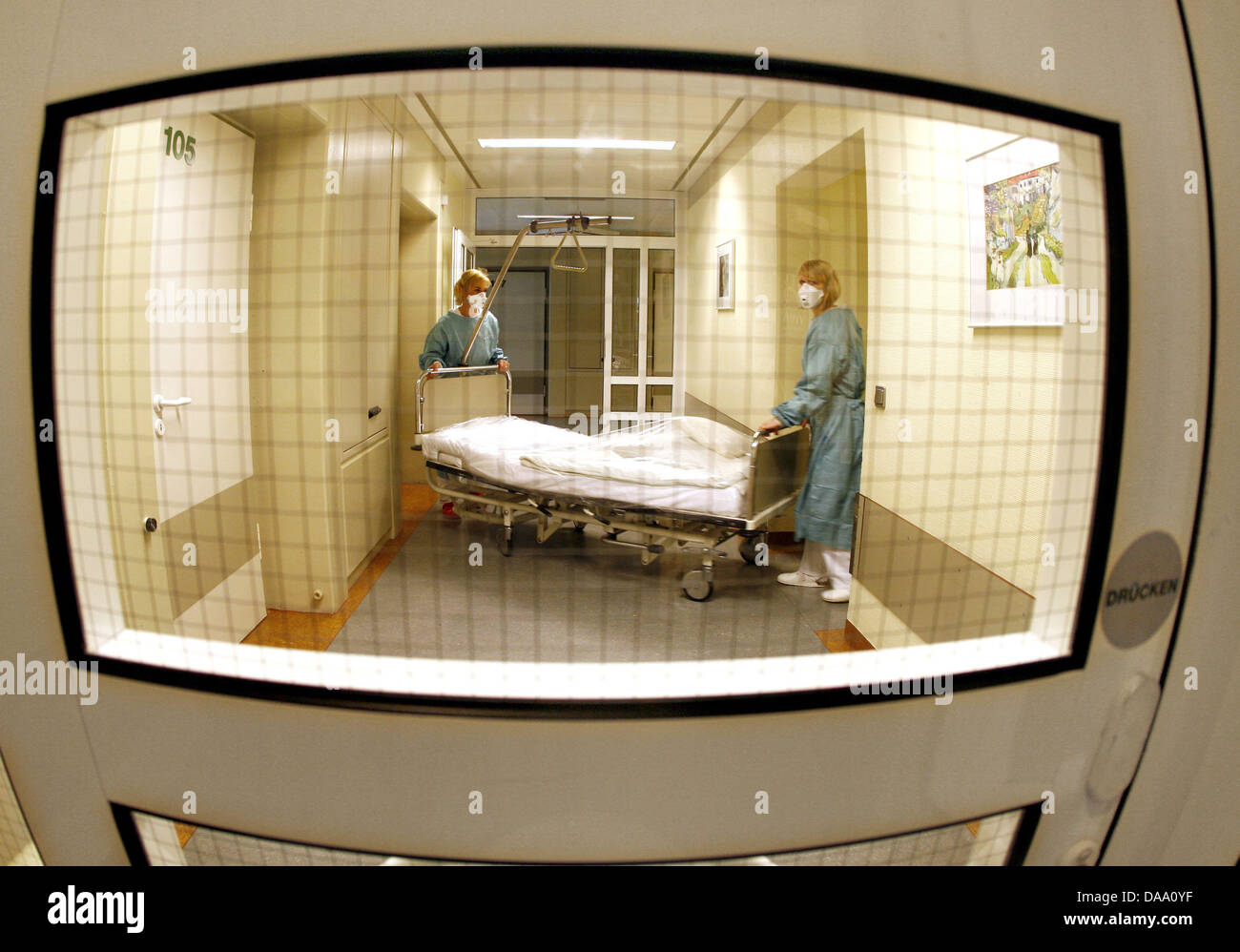 (Dpa Datei) - ein Datei Bild, datiert 30. April 2009, zeigt zwei Krankenschwestern Drücken einer Bahre entlang der Isolierstation im St. Elisabeth-Krankenhaus in Dorsten, Deutschland. Starben zwei Menschen von der Schweinegrippe, auch bekannt als das H1N1-Virus in Niedersachsen mit einem drei Jahre alten Mädchen und ein 51 - Jahre alter Mann, erklärte ein Sprecher des Gesundheitsministeriums des Landes Niedersachsen in Hannover, M Stockfoto