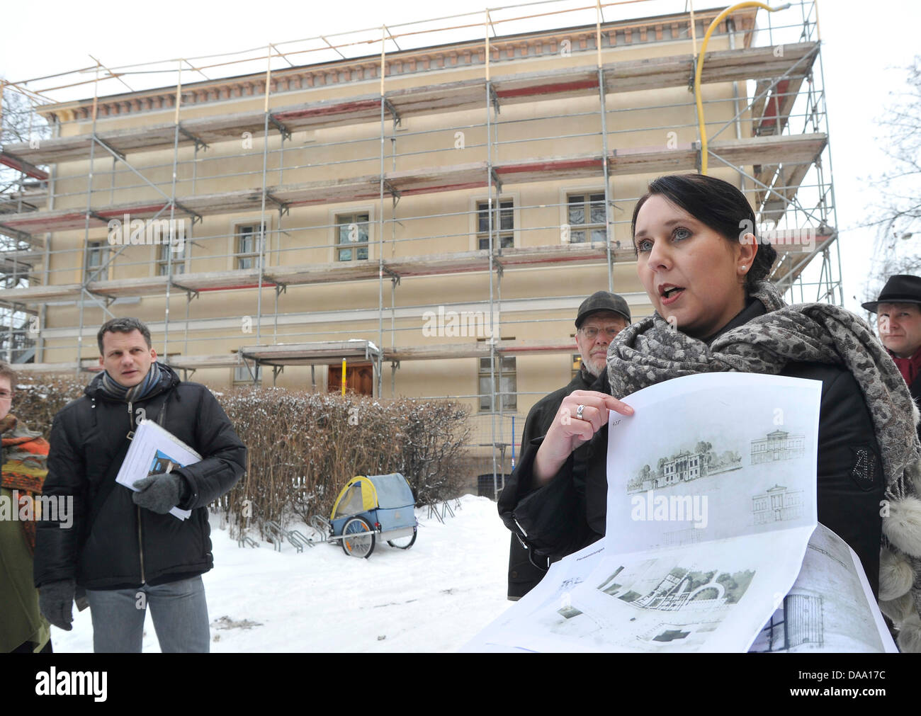 Der Kurator der Denkmäler Romana Simone Dornbusch zeigt historische Bilder der Villa Tieck am Rande des Park Sanssouci in Potsdam, Deutschland, 4. Januar 2011. Die Restaurierung des Gebäudes wird durch das Investitionsprogramm des UNESCO-Welterbes gefördert. Foto: Bernd Settnik Stockfoto
