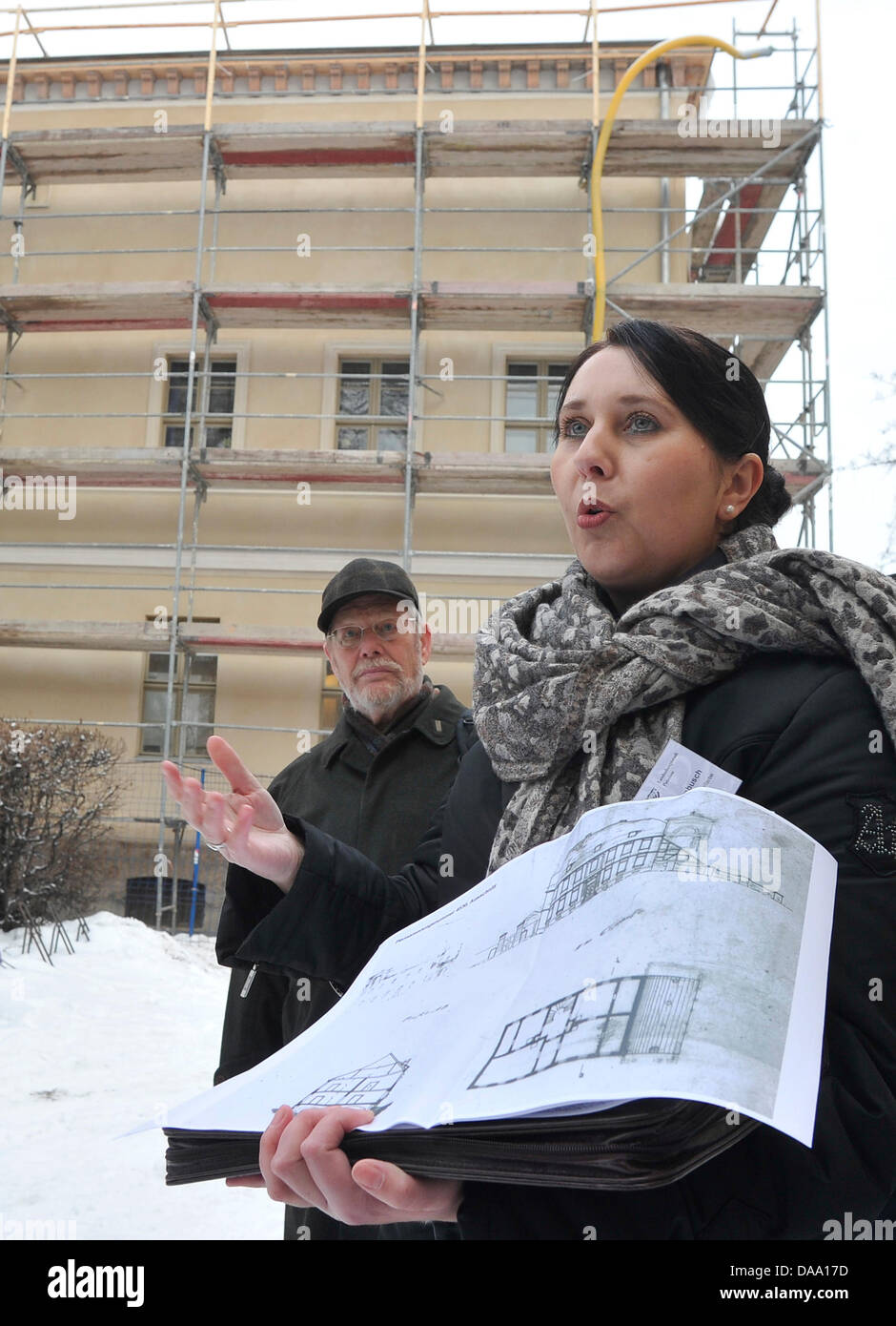 Der Kurator der Denkmäler Romana Simone Dornbusch zeigt historische Bilder der Villa Tieck am Rande des Park Sanssouci in Potsdam, Deutschland, 4. Januar 2011. Die Restaurierung des Gebäudes wird durch das Investitionsprogramm des UNESCO-Welterbes gefördert. Foto: Bernd Settnik Stockfoto