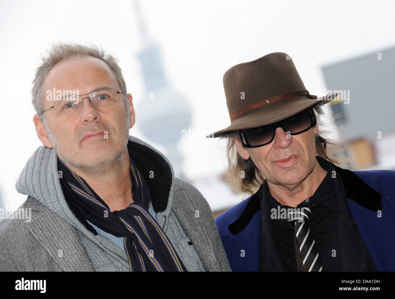 ARD-Talkshow Host Reinhold Beckmann (L) und deutsche Sänger und Songschreiber Udo Lindenberg (R) kommen für die Vorführung des Dokumentarfilms "Die Akte Lindenberg: Udo Und Die DDR" (die Akte Lindenberg: Udo und die DDR) im zentralen Bezirk von Berlin, Deutschland, 4. Januar 2011. Als junge Kameraassistent gehörte Beckmann ein Filmteam der ARD deutschen öffentlichen televisi Stockfoto