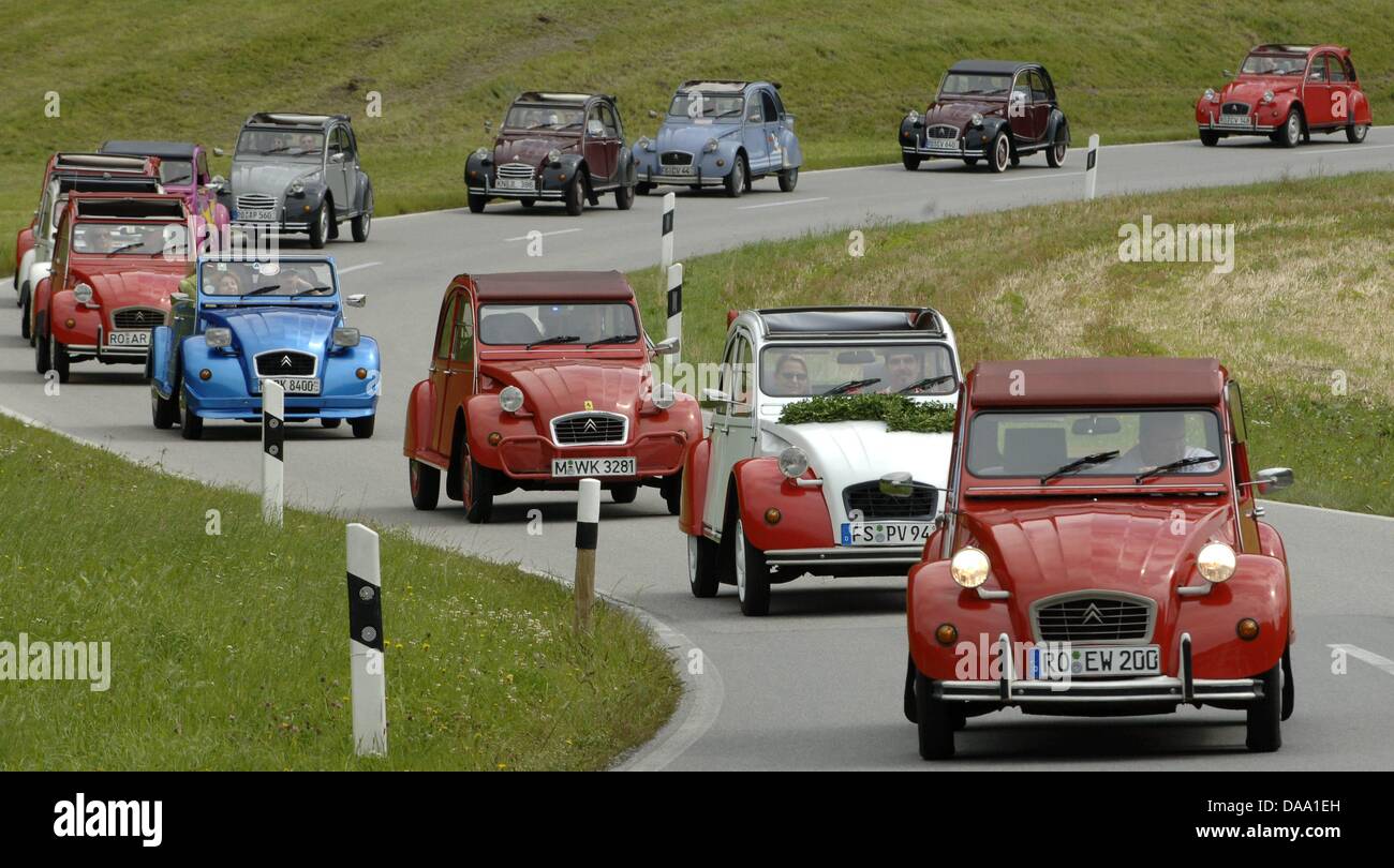 (Dpa Datei) - ein Datei Bild, vom 13. August 2005, zeigt eine Spalte Citroen 2CV fahren entlang einer Landstraße in der Nähe von Windshausen, Deutschland. Hunderte von Auto-Fans aus Bayern und Österreich versammelt zum 8. Mal in Windshausen, ihre geliebten Citroen 2CV Pkw-Modelle zu präsentieren. Jahrgänge Autos sind aus Deocrative Gründen wertvoll sondern auch als ein finanzielles Kapital mit einem Umsatz von bil Stockfoto
