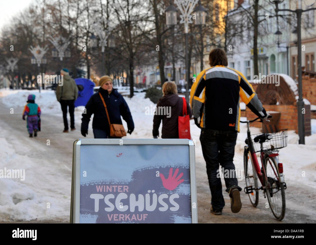 Ein Werbeplakat für einen Verkauf liest "Goodbye Winter" im minus sieben Grad Wetter in Luckenwalde, Deutschland, 5. Januar 2011. Prognosen zufolge bewirkt Temperaturerhöhungen in plus Ziffern Tauwetter in den nächsten Tagen. Foto: Bernd Settnik Stockfoto