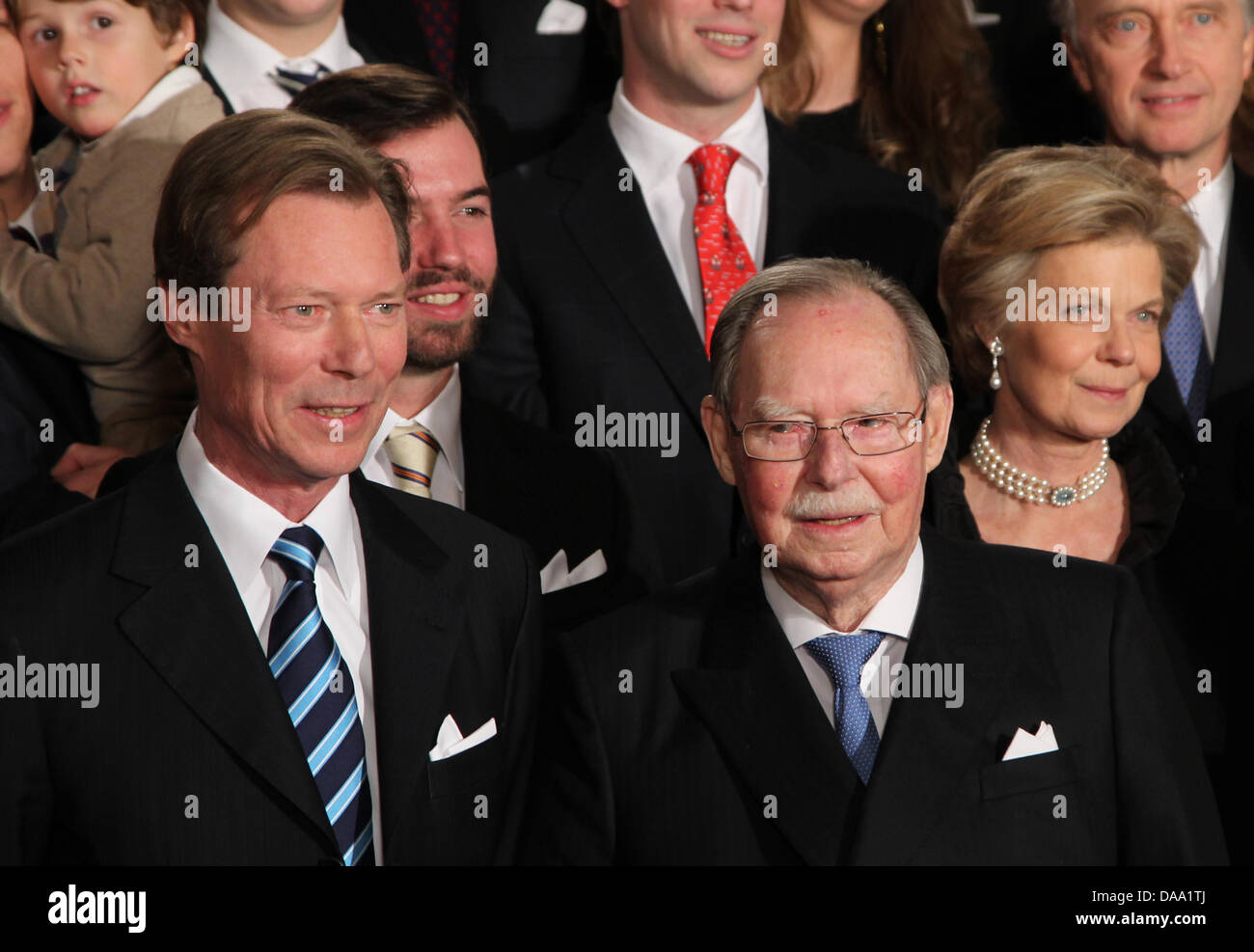 Der Luxemburgische Alt-Großherzog Jean (M) Stellt Sich bin Mittwoch (05.01.2011) Anlässlich Ringwaden 90. Geburtstages Im Palais in Luxemburg Mit seit Sohn, Großherzog Henri von Luxemburg, Zum Gruppenfoto. Jean War von 1964 Bis 2000 Staatschef des Großherzogtums Luxemburg. Foto: Thomas Frey dpa Stockfoto