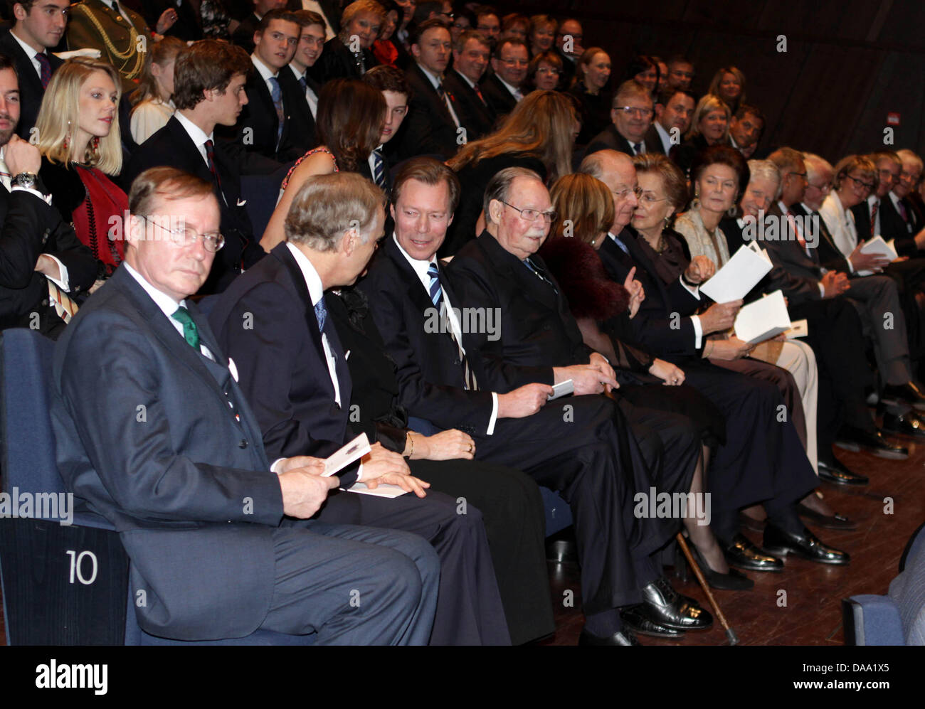(L-R) Bogen Herzog Carl Christian von Österreich, Prinz Jean, Grand, Grand Duke Henri Herzog Jean, Großherzogin Maria Teresa, König Albert II. und Königin Paola von Belgien, Prinzessin Margaretha und Prinz Nicolas von Liechtenstein an den Feierlichkeiten des Duke Jeans 90. Geburtstag in der Philharmonie in Luxemburg (Stadt), Luxemburg, 5. Januar 2011. Foto: RPE-Albert Nieboer NETHERLAND Stockfoto