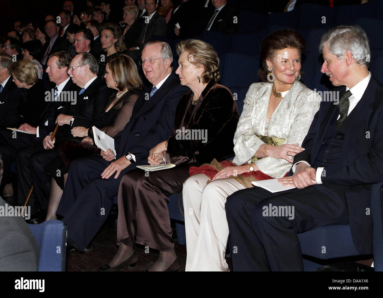 (L-R) Großherzog Henri, Großherzog Jean, Großherzogin Maria Teresa, König Albert II. und Königin Paola von Belgien, Prinzessin Margaretha und Prinz Nicolas von Liechtenstein an den Feierlichkeiten des Duke Jeans 90. Geburtstag in der Philharmonie in Luxemburg (Stadt), Luxemburg, 5. Januar 2011. Foto: RPE-Albert Nieboer Niederlande Stockfoto