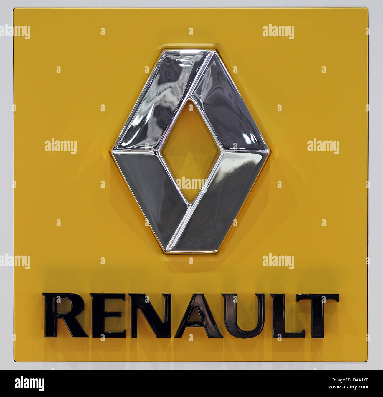 (Dpa-Datei) - ein Datei-Bild vom 14. April 2010 zeigt das Logo und Schriftzug des französischen Auto Firma Renault auf der Auto Messe Auto Mobil International (AMI) in Leipzig, Deutschland. Der Verkauf von Renault-Fahrzeugen in Deutschland ist im vergangenen Jahr deutlich zurückgegangen. Laut Berichten von Renault am 5. Januar 2011, 116 000, die Autos im Jahr 2010 lizenziert wurden und 143 000 im Jahr zuvor. Foto Stockfoto