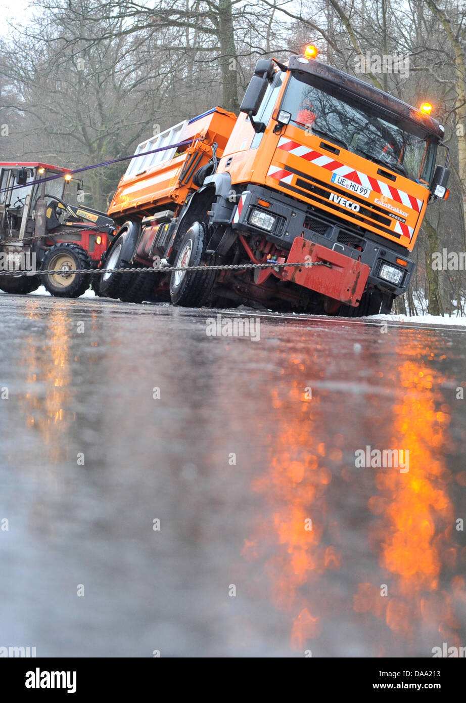 Streusalzverbrauch LKW wird aus einem Straßengraben in der Nähe von Dreilingen, Deutschland, 6. Januar 2011 gewonnen. Das Fahrzeug rutschte von der Straße auf vereisten Straßen. Gefrierender Regen, die duch in vielen Bereichen in Deutschland Verkehr. Foto: Philipp Schulze Stockfoto