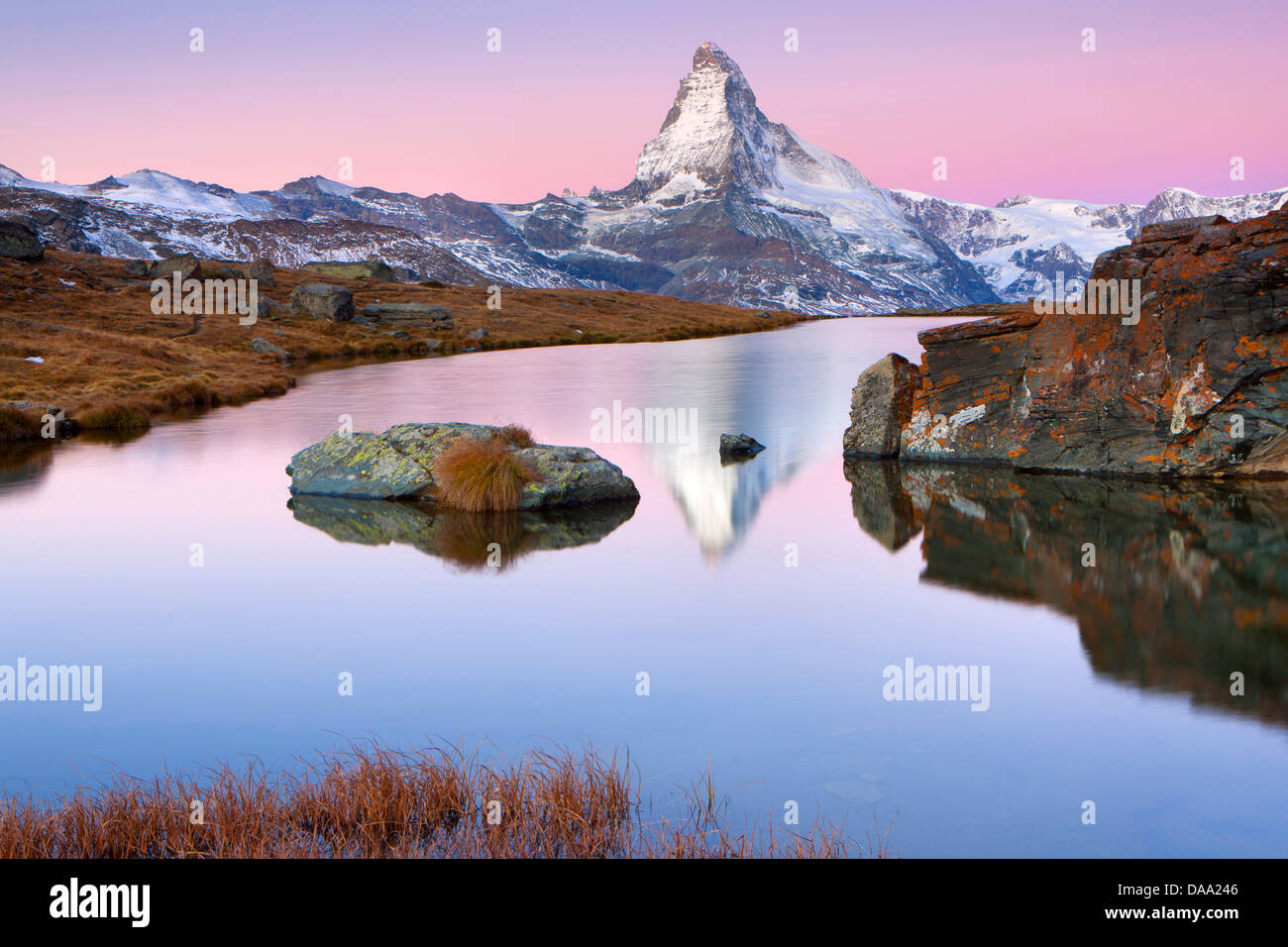 Stelli, See, Europa, Schweiz, Kanton Wallis, Mattertal, Berg, Matterhorn, Götterdämmerung, Bergsee, Reflexion, Herbst Stockfoto