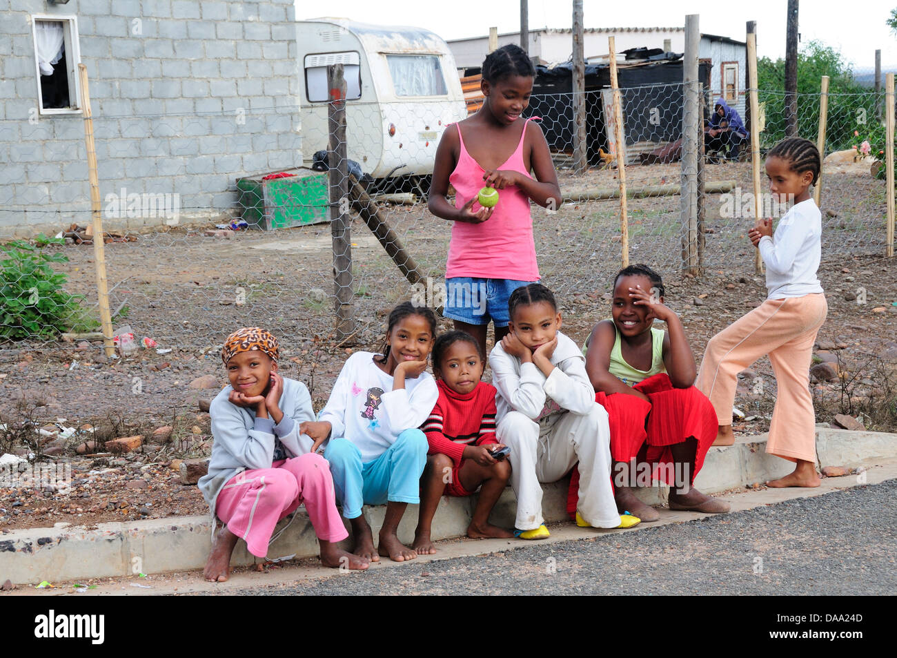 Eine Gruppe von Kinder jungen Mädchen lächelnd in die Kamera Swellingdam Township in Südafrika Stockfoto