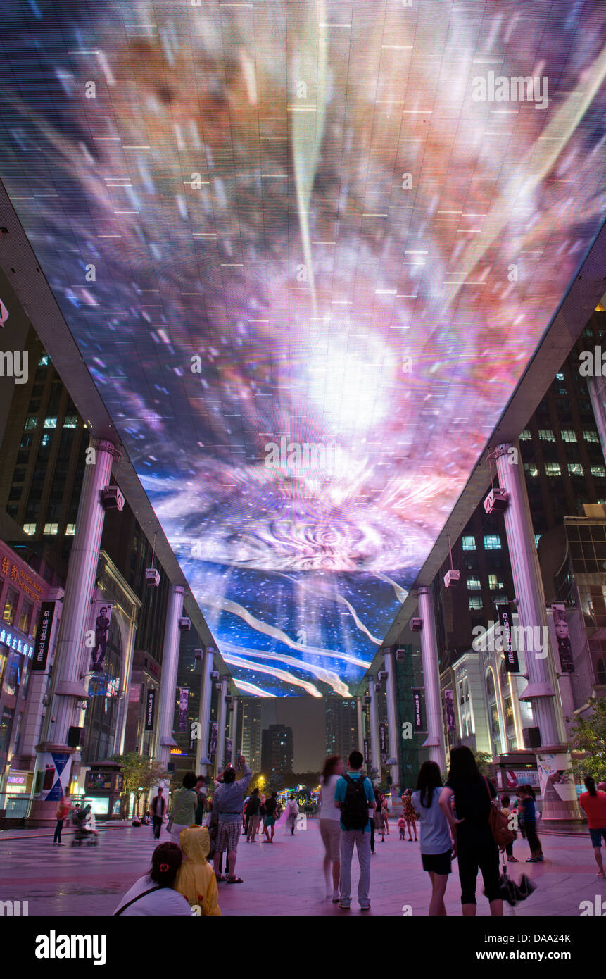 Blick auf die größte LED-Anzeige seiner Art in der Welt, Spanning 250m x 30m am Platz Einkaufszentrum im Zentrum von Peking, China, PRC. Stockfoto