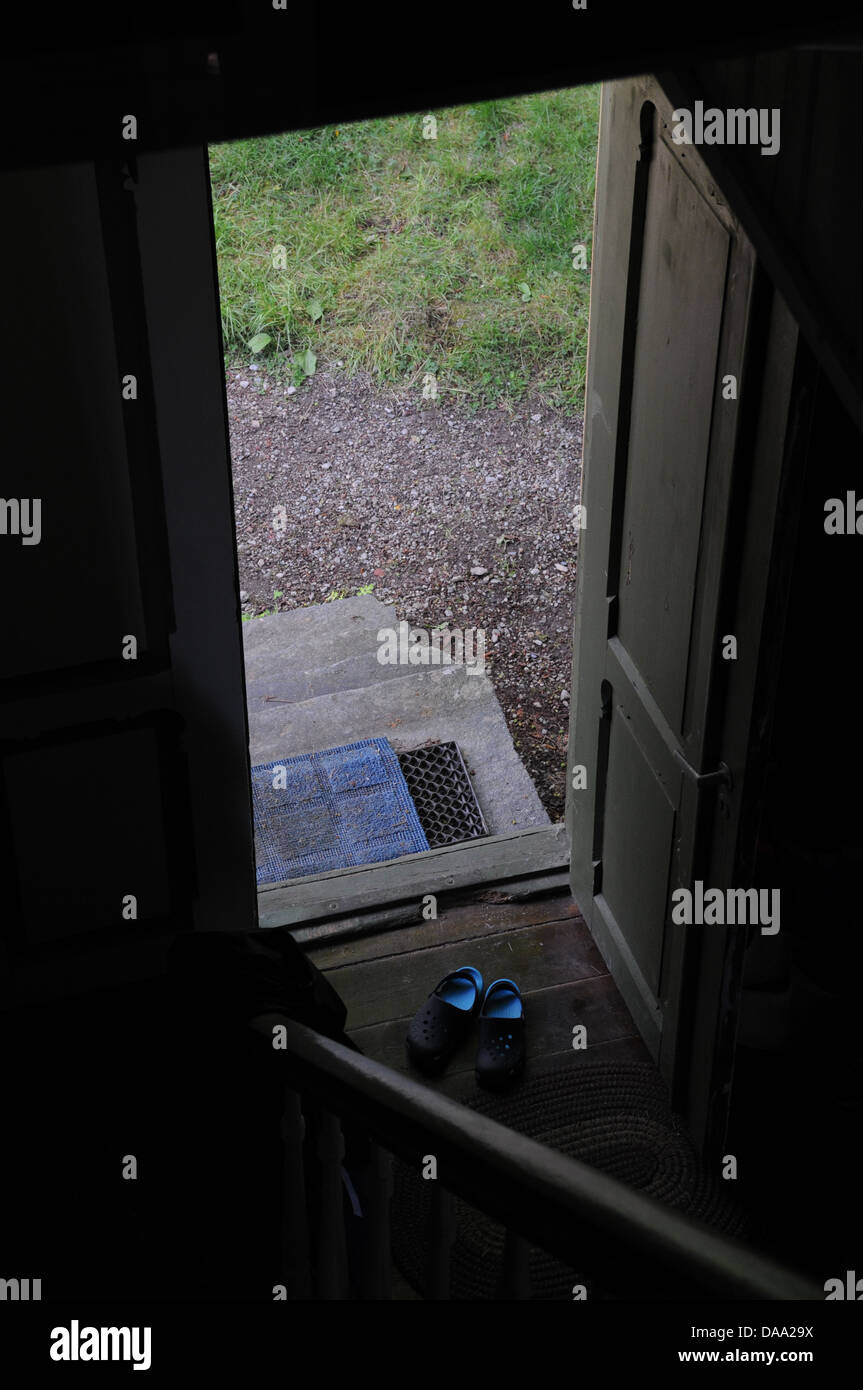 Eine offene Tür nach außen Stockfoto