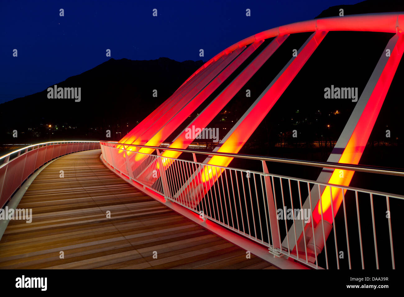 Bellinzona, Radweg, Europa, Schweiz, Kanton Ticino, Weg, Brücke, Nacht, Beleuchtung, Stockfoto