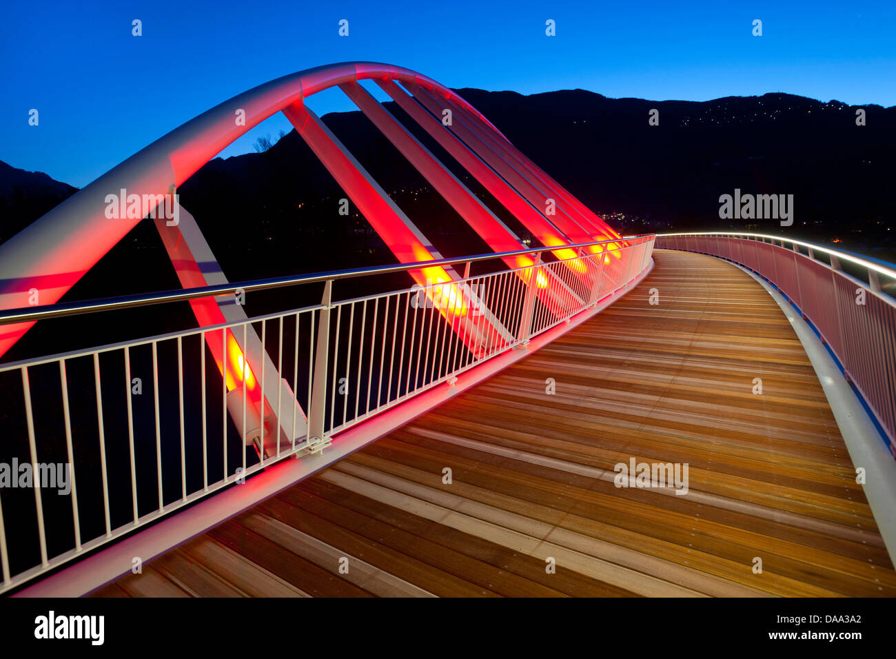 Bellinzona, Radweg, Europa, Schweiz, Kanton Ticino, Weg, Brücke, Nacht, Beleuchtung, Stockfoto