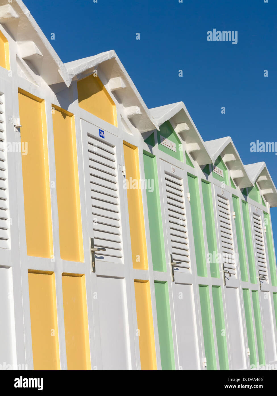 Pastell farbigen Strandkabinen in Riccione, Italien Stockfoto