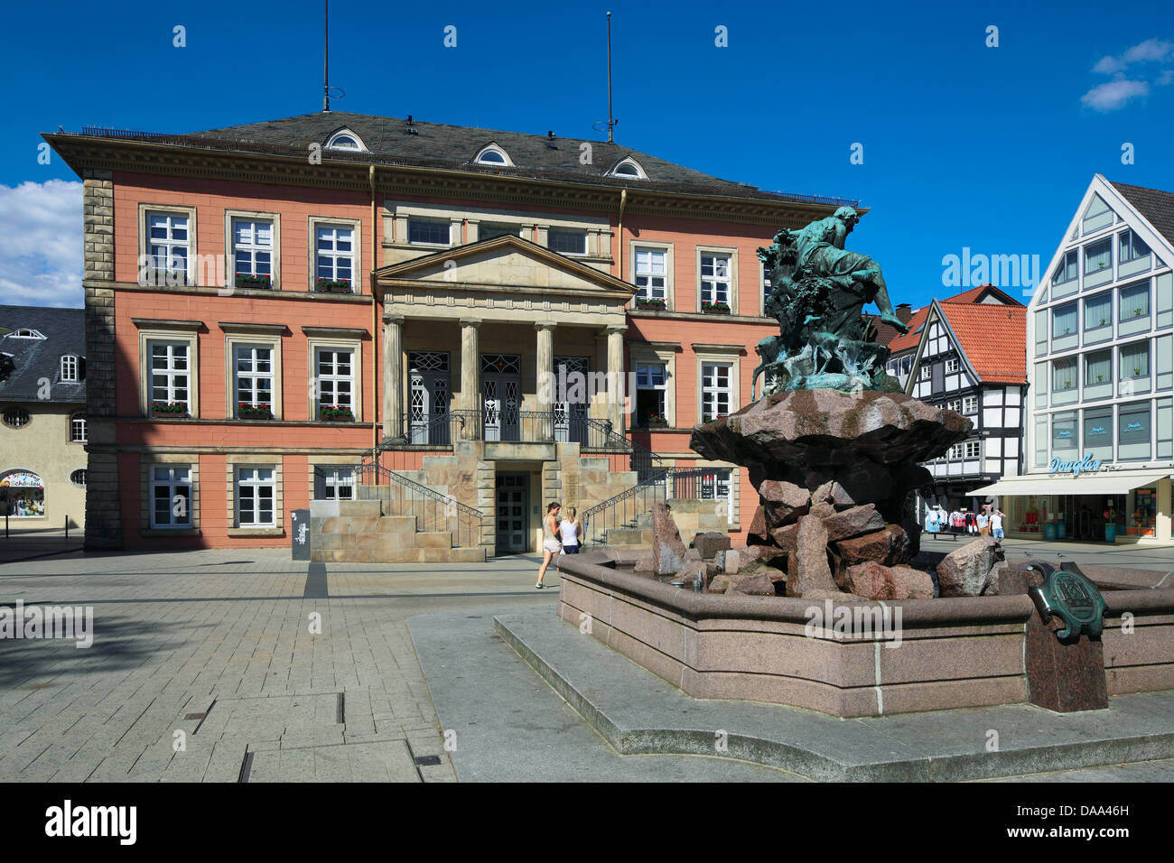 Rathaus Und Donopbrunnen von Rudolph Hoelbe am Marktplatz von Detmold, Teutoburger Wald, Nordrhein-Westfalen Stockfoto