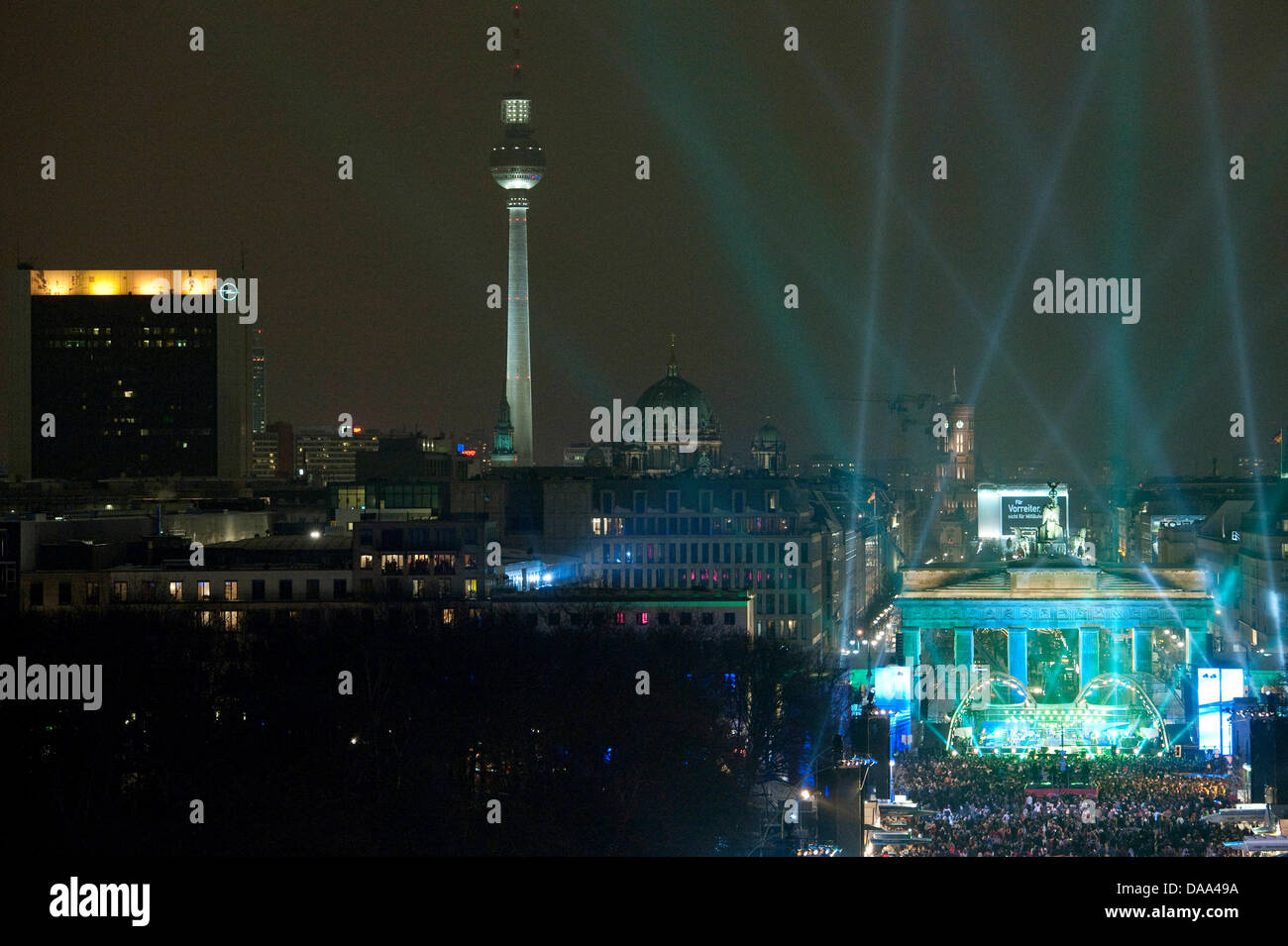 Tausende Besucher feiern Silvester Open-Air am Brandenburger Tor, Deutschland, 31. Dezember 2010. Drei Stufen, mehrere Bierzelte und Videoinstallationen wurden für 1 Million Besucher eingerichtet. Foto: Robert Schlesinger Stockfoto