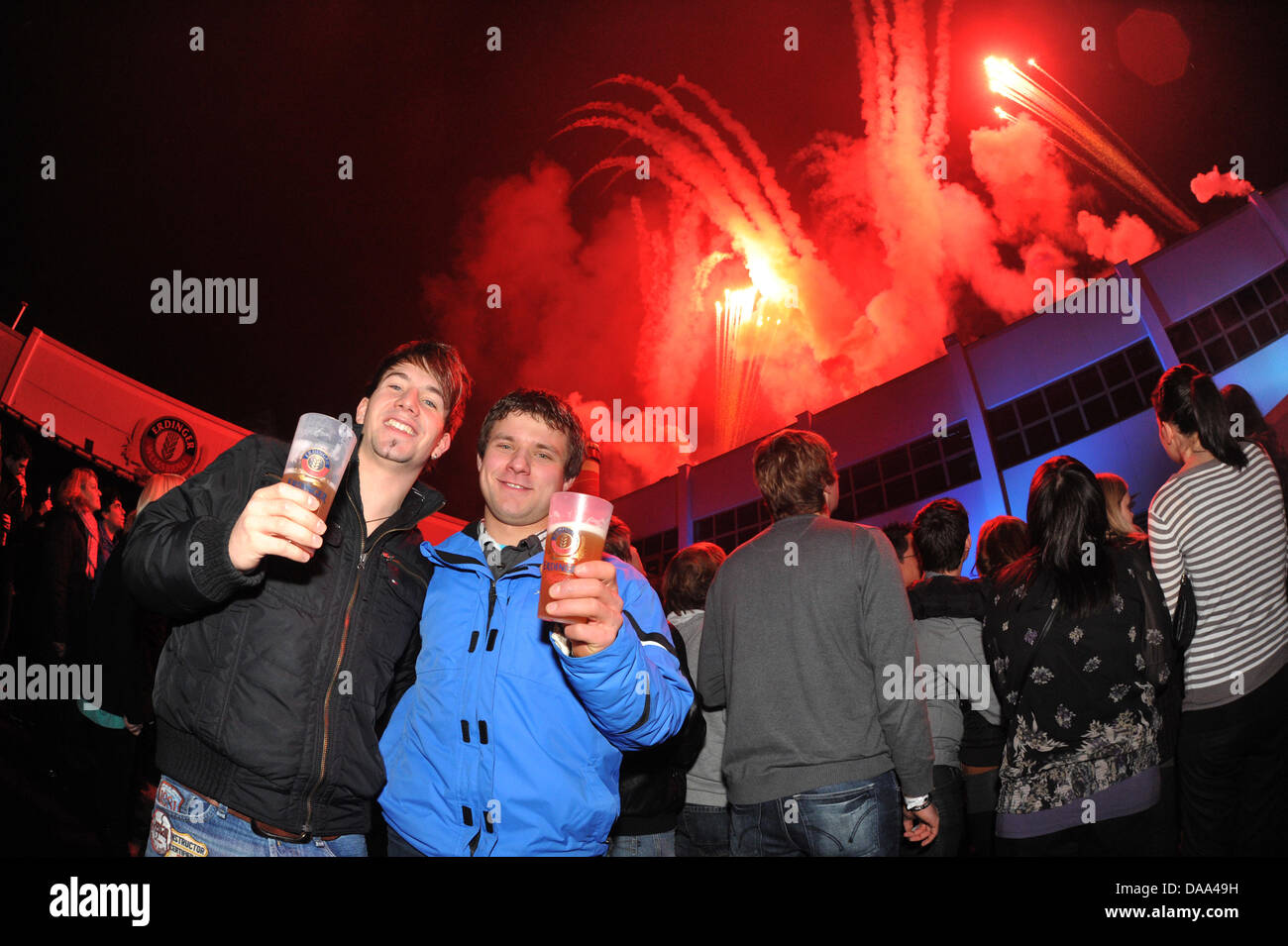 Fans feiern mit Feuerwerk während der Erdinger Champ Party in der Privatbrauerei "Erdinger Weissbraeu" in Erding, Deutschland, 31. Dezember 2010. Mehr als 3000 Besucher kamen, um Musik von der Band Sportfreunde Stiller zu genießen. Foto: Felix Hoerhager Stockfoto