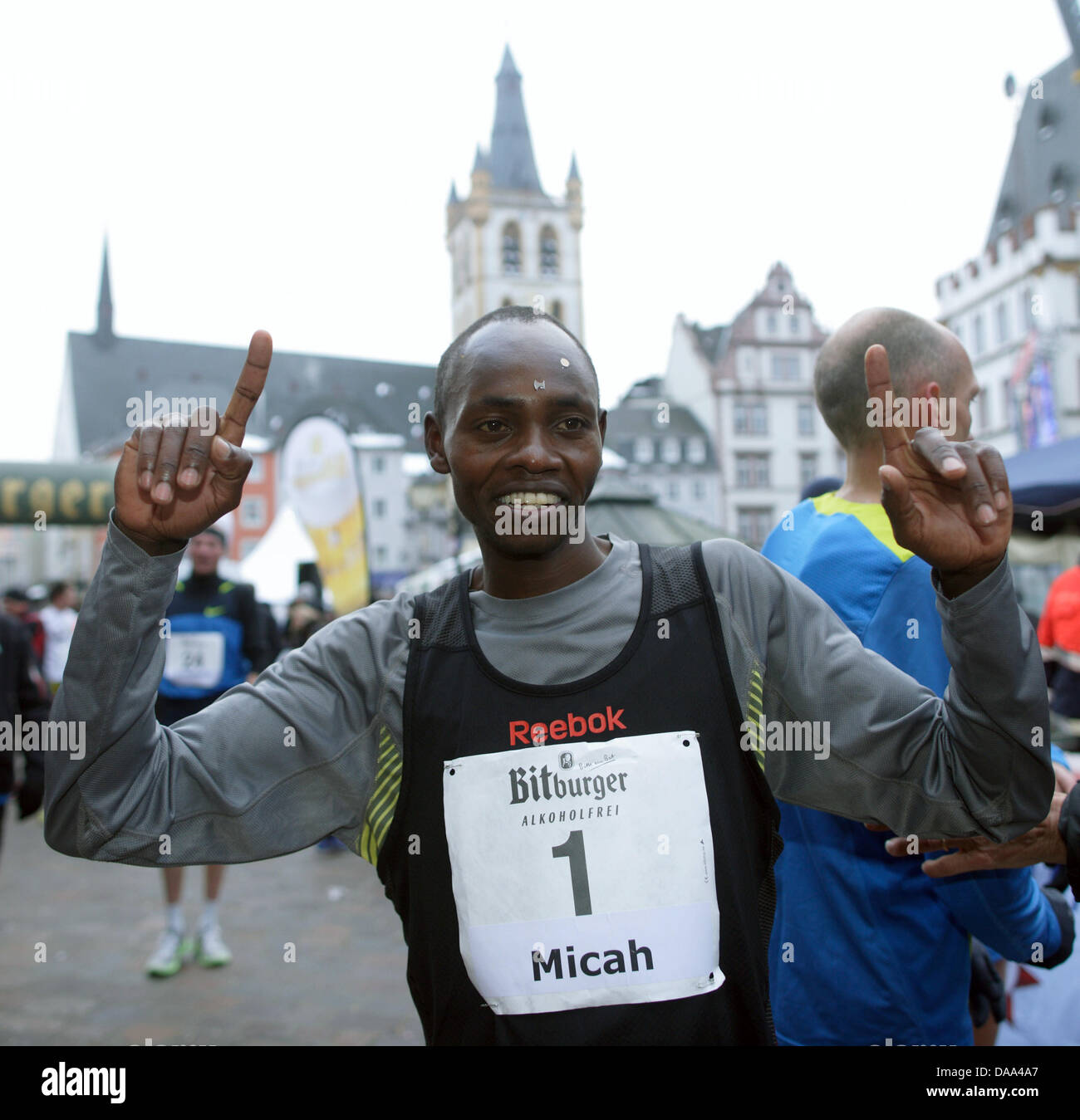 Kenianische Micah Kogo Jubel an der Ziellinie nach dem Gewinn der Silvester Lauf in Trier, Deutschland, 31. Dezember 2010. Foto: Thomas Frey Stockfoto