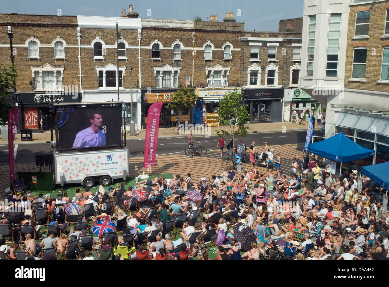 Riesiger Fernsehbildschirm draußen, Open Air Wimbledon Town Market Square Menschenmassen schauen Tennis, die Herren Finals der Wimbledon Tennismeisterschaften Andy Murray. Wimbledon Town Centre London England 2013 2010er Jahre HOMER SYKES Stockfoto