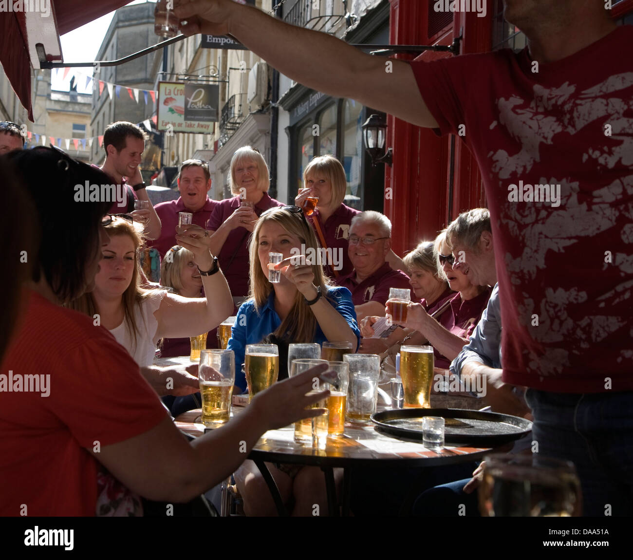 Gruppe von Menschen, die trinken vor TheCouer de Lion Pub im Zentrum von Bath, Somerset, England Stockfoto