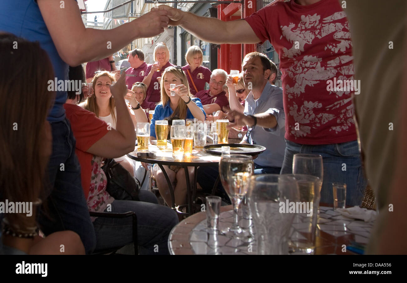 Gruppe von Menschen, die trinken außerhalb der Coeur de Lion Pub im Zentrum von Bath, Somerset, England Stockfoto