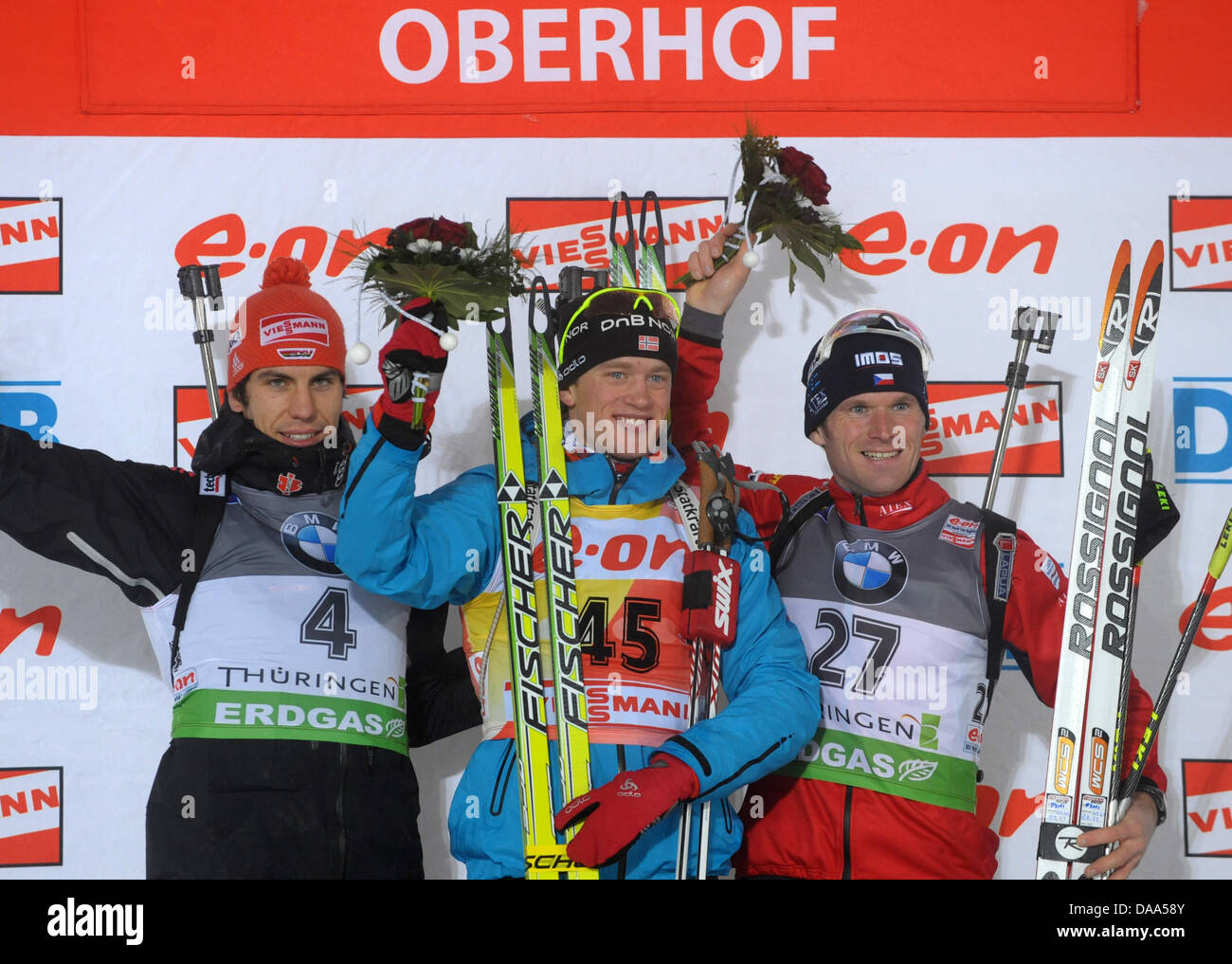 (L, R) Deutscher Biathlet Arnd Peiffer, norwegischer Biathlet Tarjei Boe und tschechische Biathletin jubeln, als sie auf dem Podium bei der Siegerehrung nach der Herren 10 km Sprint-Wettkampf bei den Biathlon-Weltcup in Oberhof, Deutschland, 7. Januar 2011 stehen. BOE gewann den Wettbewerb vor Pfeiffer und Slesingr. Foto: Martin Schutt Stockfoto