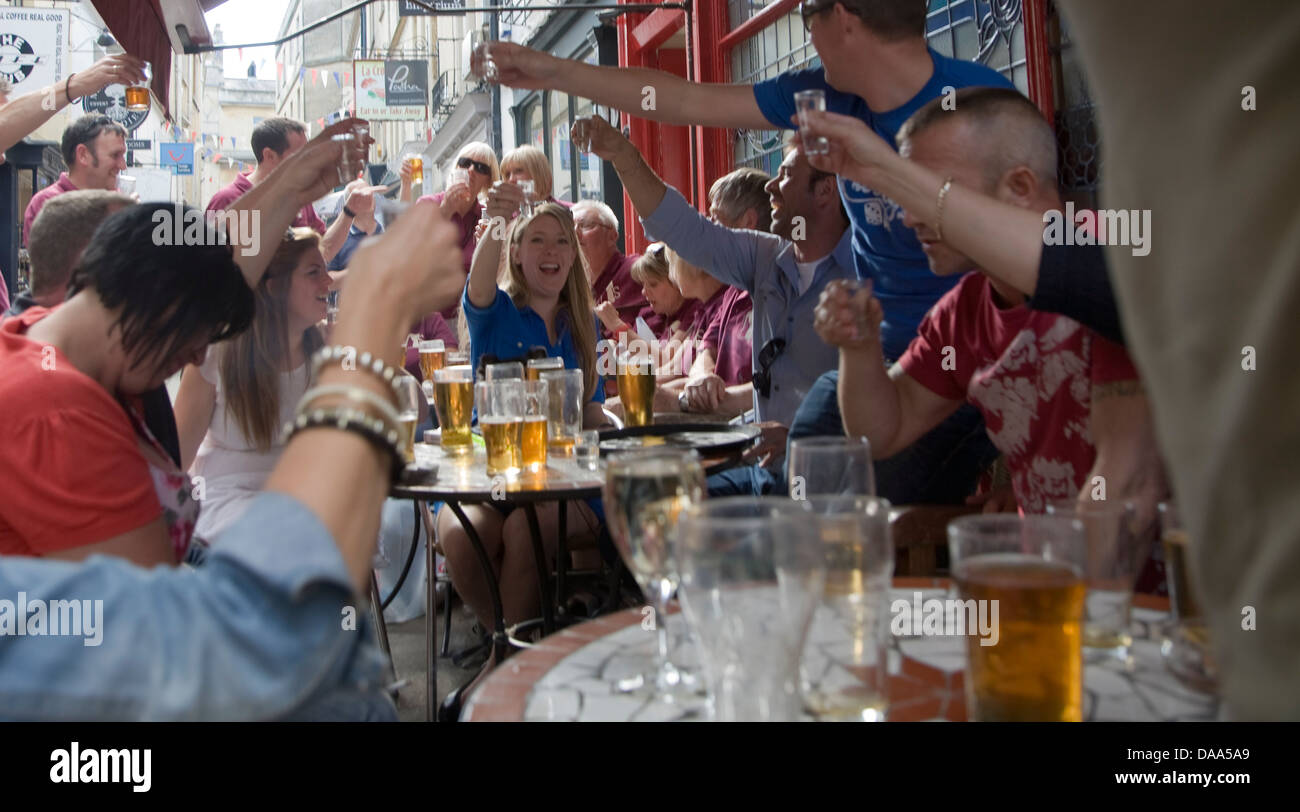 Gruppe von Menschen, die trinken vor TheCouer de Lion Pub im Zentrum von Bath, Somerset, England Stockfoto