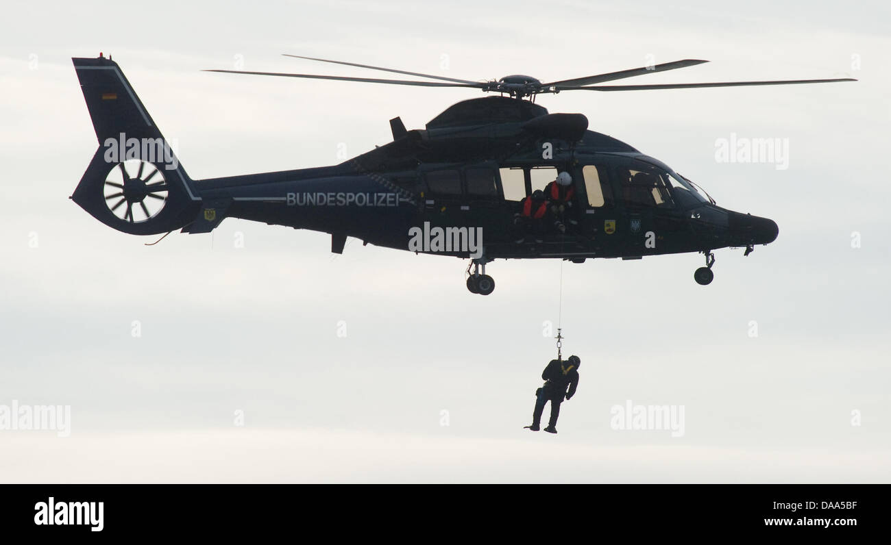 Hubschrauberstaffel der Polizei präsentiert eine simulierte Rettungsaktion während der 42. Neujahrs Tauchen am Helenesee See in Frankfurt Oder, Deutschland, 8. Januar 2011. Die Taucher werden das nur 2 Grad kalte Wasser mit einem leuchtenden Weihnachtsbaum und eine Neptun-Figur eintauchen. Foto: Patrick Pleul Stockfoto