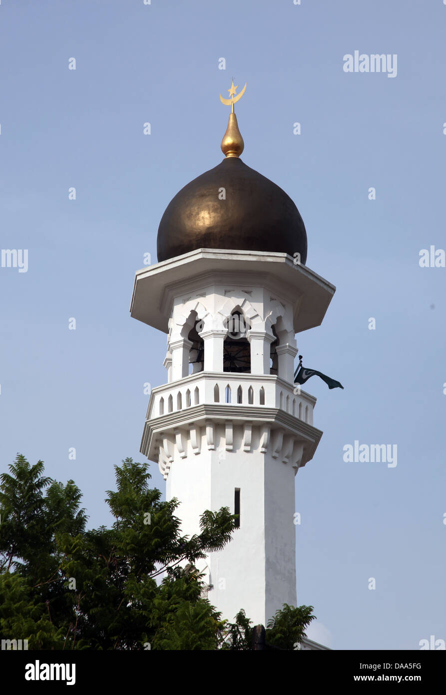 Es ist ein Foto von einem Minarett einer Moschee mit einem Lautsprecher für den Ruf zum Gebet. Es ist für Muslime der Islam die religion Stockfoto