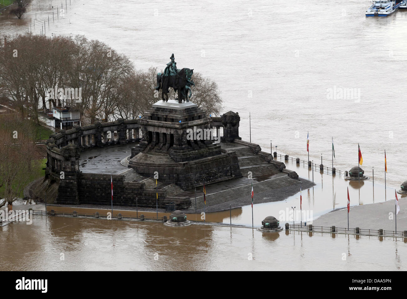Die Statue von Kaiser Wilhelm auf dem Deutschen Eck wird in Koblenz, Deutschland, 9. Januar 2011 geflutet. Schneeschmelze und starken Regenfällen führten zu hohen Wasserstände in den Rhein und Mosel Flüsse. Foto: THOMAS FREY Stockfoto