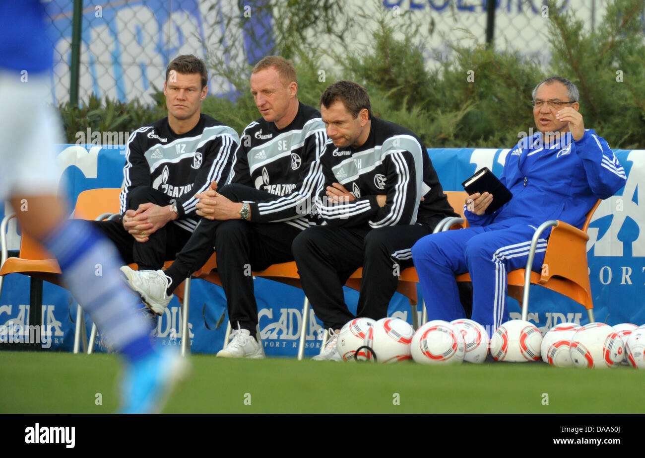 Schalke Manager Felix Magath (R) bei einem Testspiel in Belek, Türkei, 9. Januar 2011. Foto: Soeren Stache Stockfoto