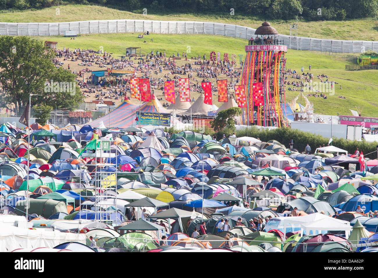 Gesamtansicht der Zelte, Fahnen und der Umzäunung am Glastonbury Festival 2013. Stockfoto